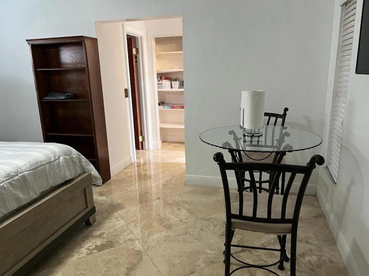 Cozy Lakeside With Private Bath & Entrance Privatunterkunft *
